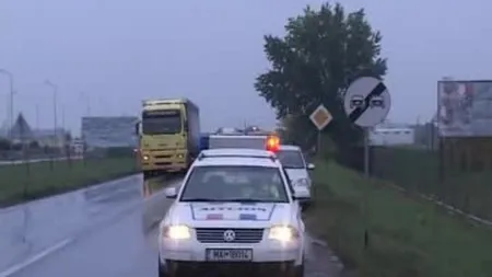 NENOROCIRE pe şosele din cauza vremii. Trei copii au fost LOVIŢI de un TIR