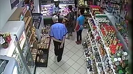 Femeie prinsă în timp ce fura dintr-un magazin. Totul a fost surprins de camerele de supraveghere VIDEO