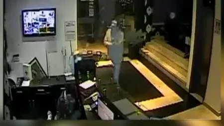 Cel mai PROST hoţ din lume: VEZI cum s-a împuşcat de unul singur VIDEO