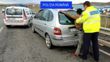 A avariat două maşini şi a fugit de Poliţie cu o a treia... FURATĂ. Vezi isprava unui tânăr din Harghita VIDEO