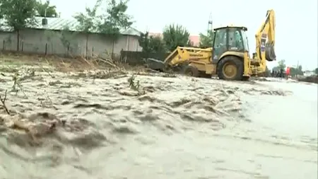 Noapte de coşmar pentru sinistraţi: Pompierii şi localnicii s-au chinuit să scoată apa din case VIDEO