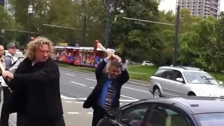 Un milionar şi-a DISTRUS maşina de sute de mii de euro cu un TOPOR, în public: O REPAR doar ca să o stric iar