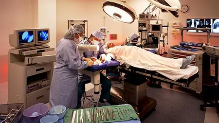 O femeie dă în judecată un SPITAL după ce medicii au batjocorit-o în timpul OPERAŢIEI. Vezi ce are pe faţă