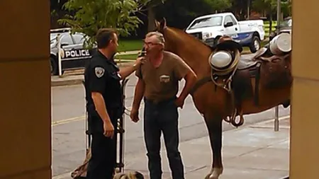 Un bărbat pe cal a BULVERSAT poliţiştii dintr-un orăşel: 