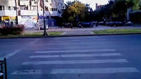 ŞTIREA TA: Un bărbat, aproape călcat de maşină chiar pe trecerea de pietoni VIDEO