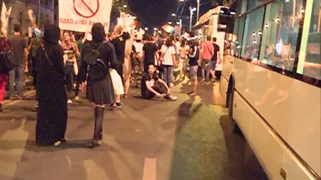 Sute de persoane au protestat în centrul Capitalei faţă de proiectul de la Roşia Montană