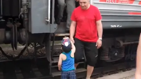 Cel mai politicos copil din lume. Cum salută un băieţel toţi călătorii dintr-un tren VIDEO
