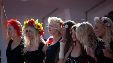 Topless la Festivalul de la Veneţia. Activistele Femen, în sânii goi pe covorul roşu VIDEO