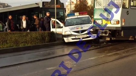 O maşină de poliţie din Cluj s-a tamponat cu un tramvai