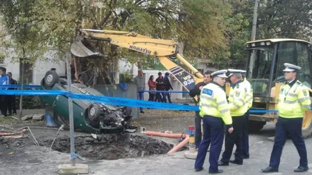 Accident îngrozitor la Iaşi. Patru muncitori au fost spulberaţi de o maşină, unul a murit VIDEO