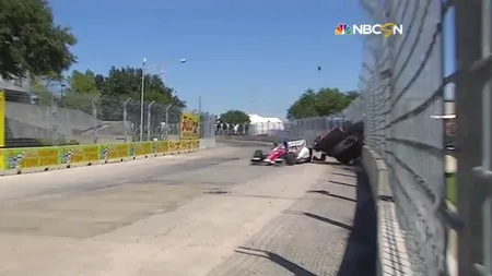 Accident grav la o cursă IndyCar: Un pilot şi-a fracturat coloana, iar 13 spectatori au fost răniţi VIDEO