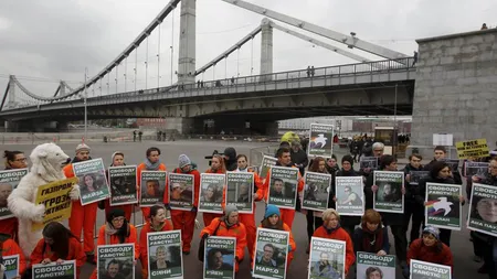Unsprezece laureaţi ai Nobelului pentru Pace iau apărarea Greenpeace în faţa lui Vladimir Putin