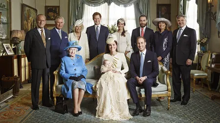 Fotografie istorică: Regina Elisabeta a II-a împreună cu trei generaţii de viitori regi  FOTO