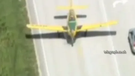 Incident aviatic în California: Un avion a aterizat de urgenţă pe o şosea aglomerată VIDEO