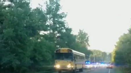 Caz şocant în Statele Unite: Un bărbat înarmat a deturnat un autobuz şcolar VIDEO
