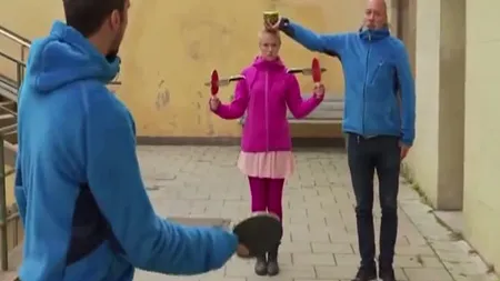 Cascadorie periculoasă: Cum s-au jucat nişte bărbaţi cu cuţite şi palete de ping-pong VIDEO