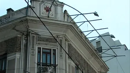 Panică în centrul Capitalei. Un acoperiş stă să cadă, două benzi de pe Magheru au fost blocate VIDEO