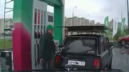 Dans incredibil într-o benzinărie: Un angajat face breakdance în timp ce umple rezervorul VIDEO