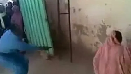 SCENE TERIFIANTE în Sudan. Femeie BICIUITĂ în plină stradă de un poliţist VIDEO