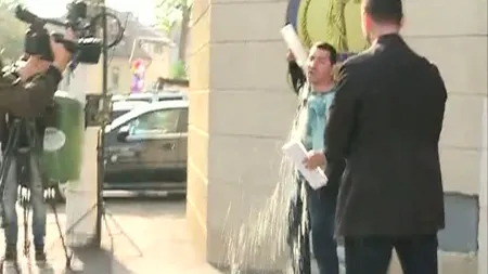 PROTEST EXTREM la DNA. Un bărbat şi-a turnat benzină pe el şi a ameninţat că-şi dă foc