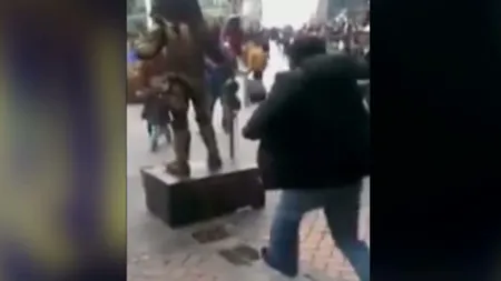 Glumă PROASTĂ: Un bărbat îmbrăcat precum Predator era cât pe ce să înjunghie o fetiţă VIDEO