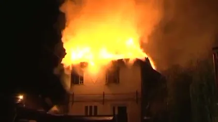 Incendiu puternic în Suceava: O casă şi trei anexe, mistuite de flăcări
