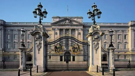 Un bărbat înarmat cu un cuţit a încercat să intre în Palatul Reginei Elisabeta a II-a GALERIE FOTO