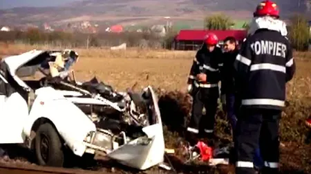 Maşină cu trei persoane lovită în plin de un tren. Un bărbat se zbate între viaţă şi moarte