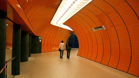 Zeci de persoane au rămas blocate într-un metrou suspendat timp de aproape trei ore