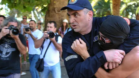 Ciocniri în cadrul primei Gay Pride organizate la Podgoriţa. Homosexualii au fost loviţi cu PIETRE şi PETARDE
