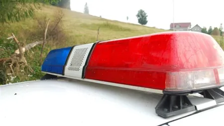 POLIŢIST concediat după ce a fost filmat în timp ce făcea SEX, pe stradă, lângă maşina poliţiei VIDEO