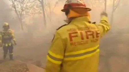 Australia: Un elicopter ce stingea un incendiu de vegetaţie s-a prăbuşit şi-a dispărut în fumul gros VIDEO