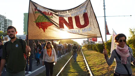 Mii de manifestanţi împotriva proiectului Roşia Montană, în marş, în Capitală