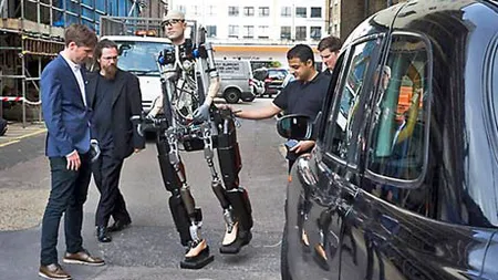 Omul bionic ajunge în America: Merge şi respiră cu ajutorul organelor artificiale FOTO
