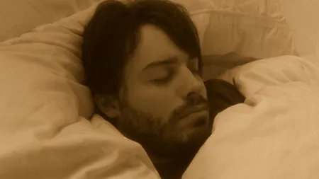 Ăsta da SOMN ADÂNC: Un bărbat a dormit în timp ce iubita lui trecea prin CHINURI CUMPLITE în cealaltă cameră