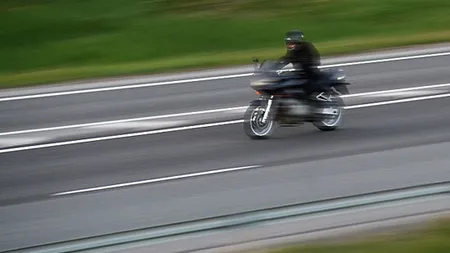 Poliţiştii au râs de aproape au făcut pe ei: ILARIANTUL motiv pentru care un MOTOCICLIST a condus cu 225 km/h