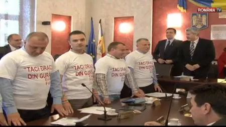 Protest inedit al consilierilor locali PDL din Râmnicu Vâlcea. Au purtat tricouri cu 