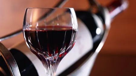Un pahar de vin pe săptămână poate reduce şansele de a concepe un copil