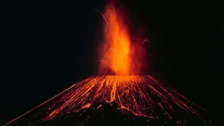 Vulcanul Etna a început să arunce lavă şi cenuşă
