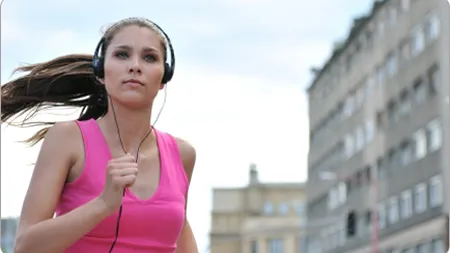 Ascultaţi muzică atunci când faceţi sport: Melodiile stimulează efortul fizic