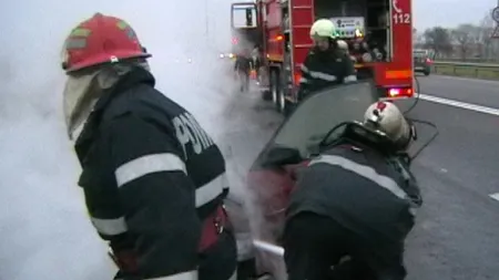 Accident TERIBIL în Timiş cu un MORT şi trei RĂNIŢI. O maşină s-a izbit violent de un copac şi a luat foc