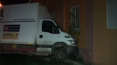 CARAMBOL în Alba. O maşină a fost proiectată într-o casă VIDEO