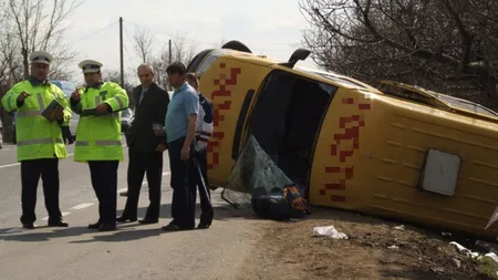 Zece persoane, între care opt elevi care mergeau la şcoală, rănite într-un accident