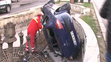 Accident în centrul Capitalei. Un şofer a ajuns cu maşina într-o fântână din Piaţa Unirii VIDEO