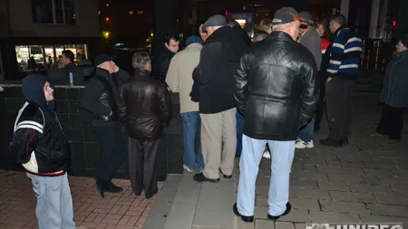 Ca la noi, la nimeni. Oamenii stau la coadă trei zile pentru un loc de parcare VIDEO