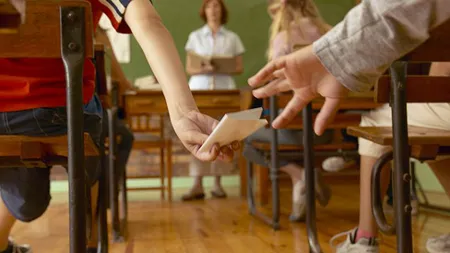 Ceva mai amuzant nu poţi citi: Bileţetul de dragoste trimis de un BĂIAT unei FETIŢE de care era îndrăgostit