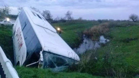 Autobuz răsturnat în Timiş. Nouă persoane au fost rănite FOTO