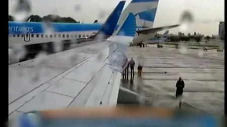 Accident pe un aeroport din Buenos Aires. Două avioane s-au CIOCNIT la DECOLARE
