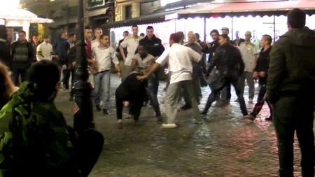 SCANDAL în centrul Capitalei. Angajaţii unei shaormerii au bătut patru clienţi de culoare VIDEO
