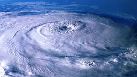 Cicloanele vor deveni tot mai violente şi mai bogate în precipitaţii, avertizează climatologii